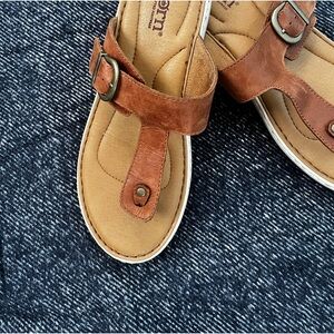 Born Leather sandals thong size 8